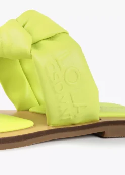 Sandalia plana de dedo