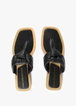 Sandalia plana de dedo