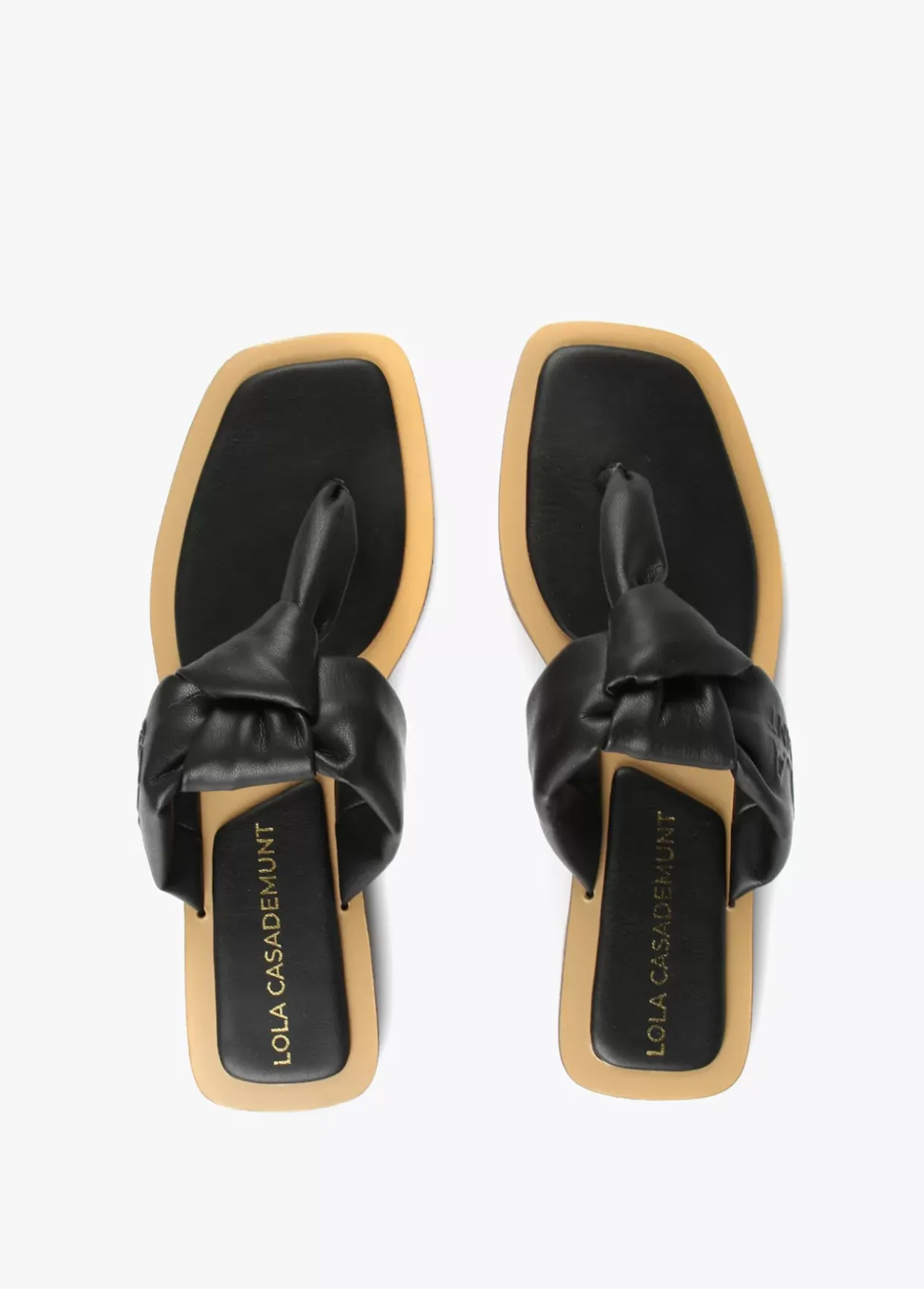 Sandalia plana de dedo