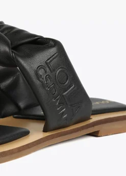 Sandalia plana de dedo