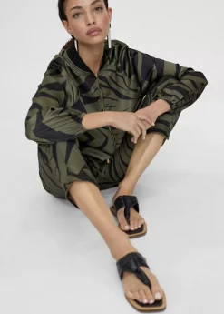 Sandalia plana de dedo