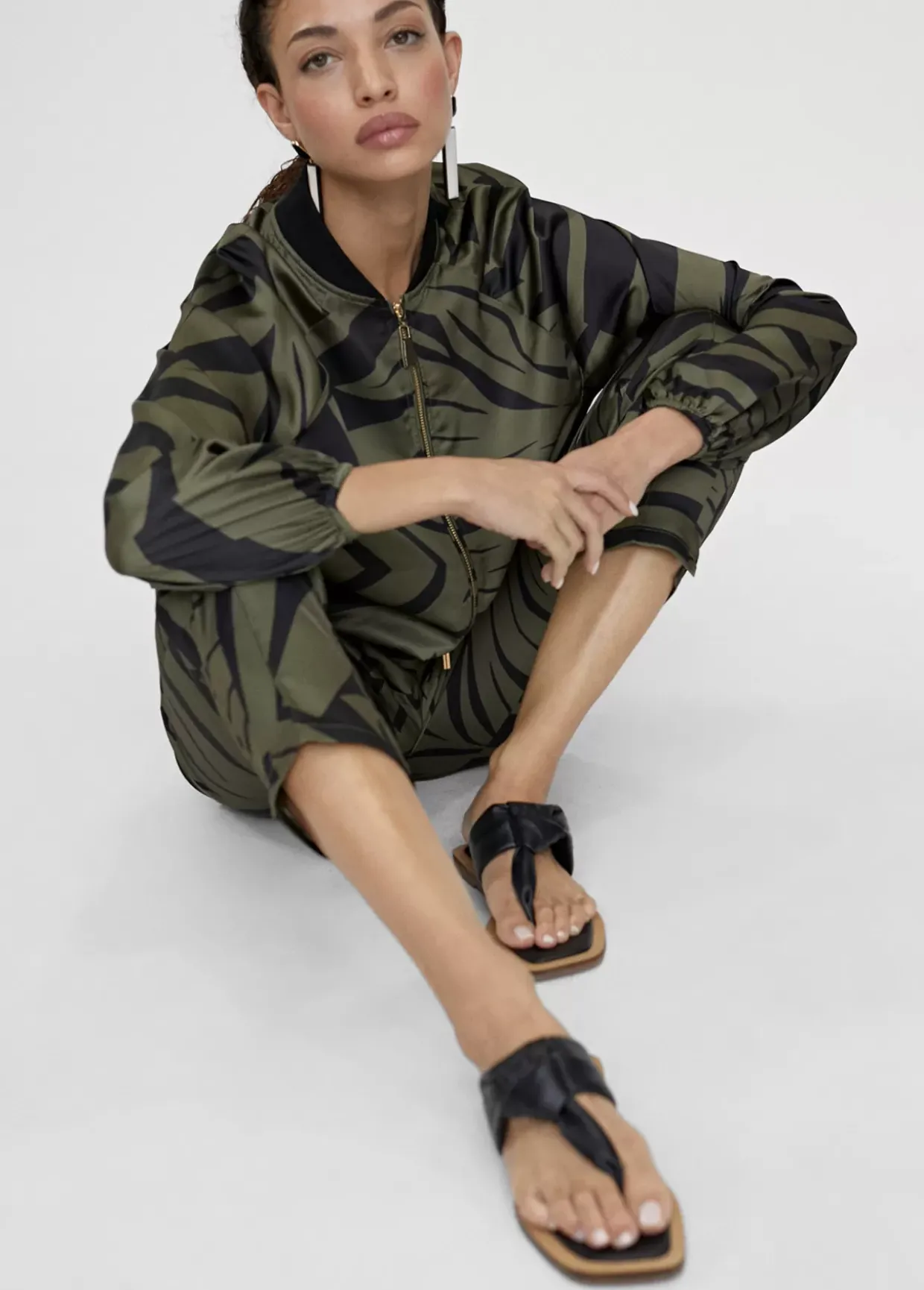 Sandalia plana de dedo