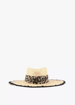 Sombrero con ala ancha