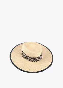 Sombrero con ala ancha
