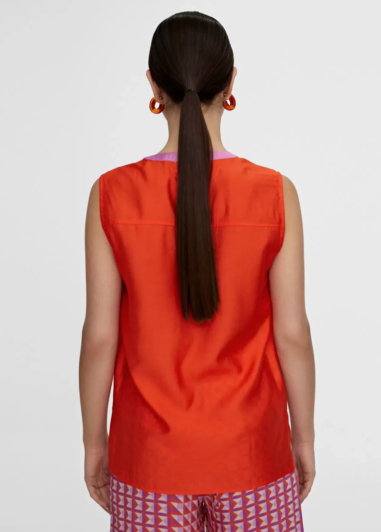 Top bicolor con aberturas