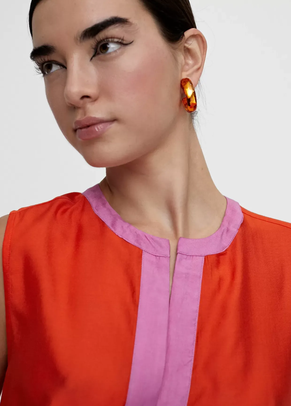 Top bicolor con aberturas