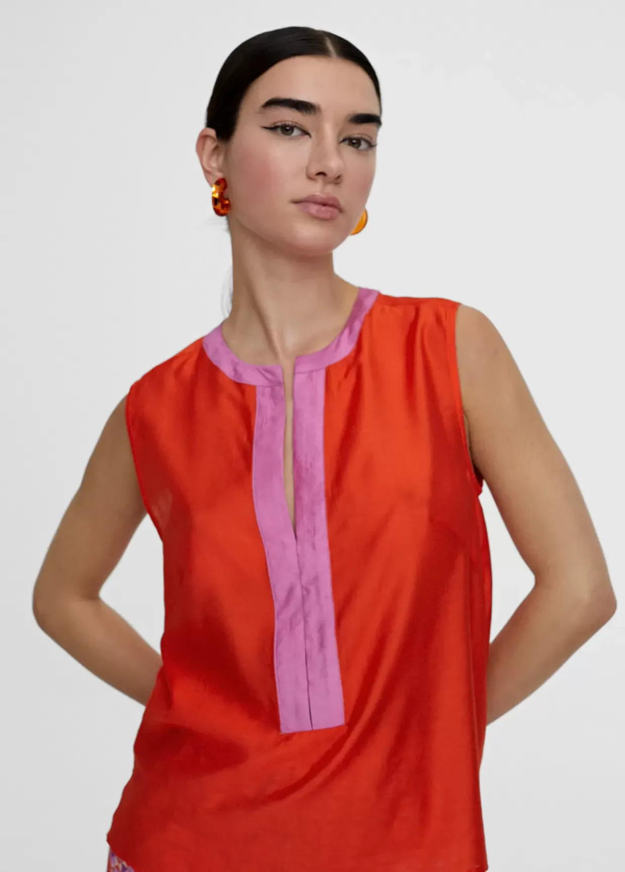 Top bicolor con aberturas