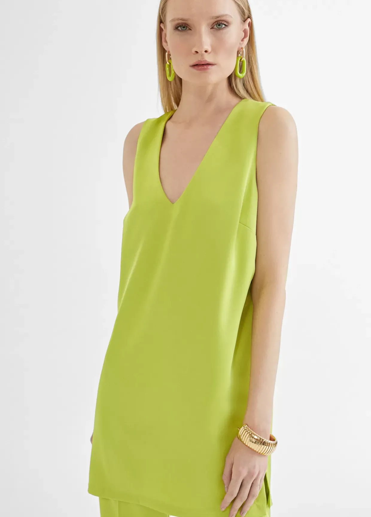 Top largo con aberturas