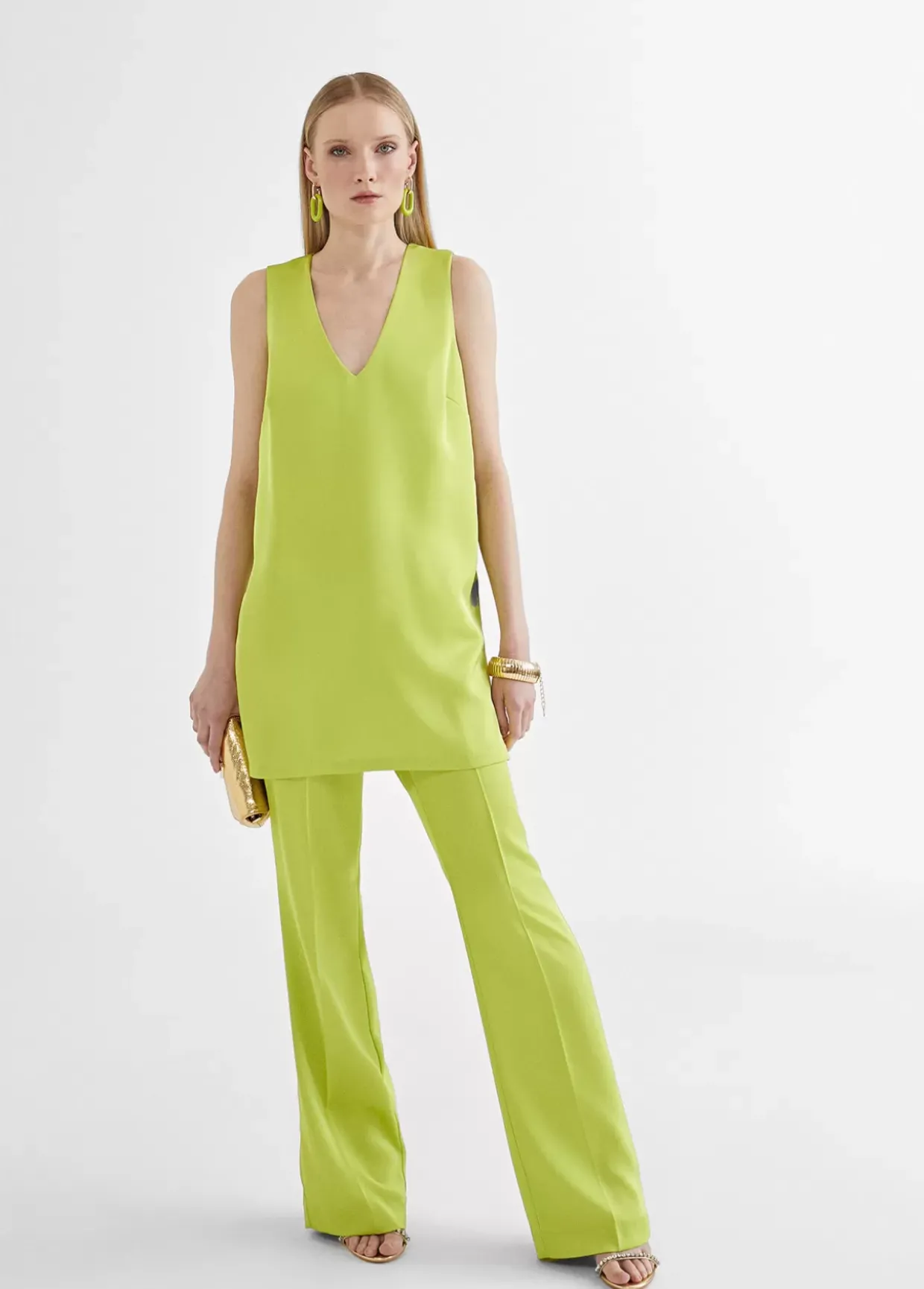 Top largo con aberturas