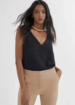 Top negro cuello pico