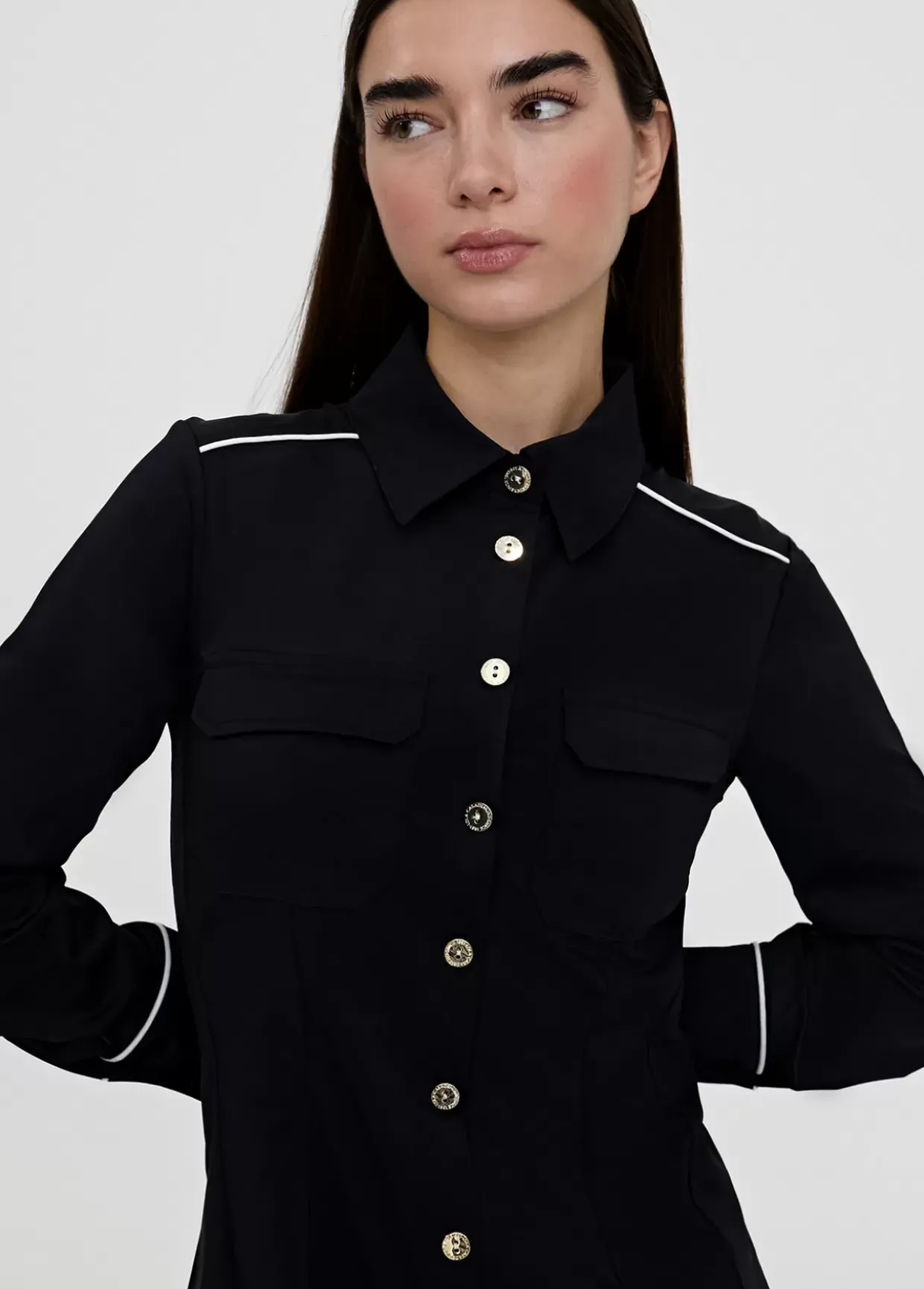 Vestido corto camisero ceñido