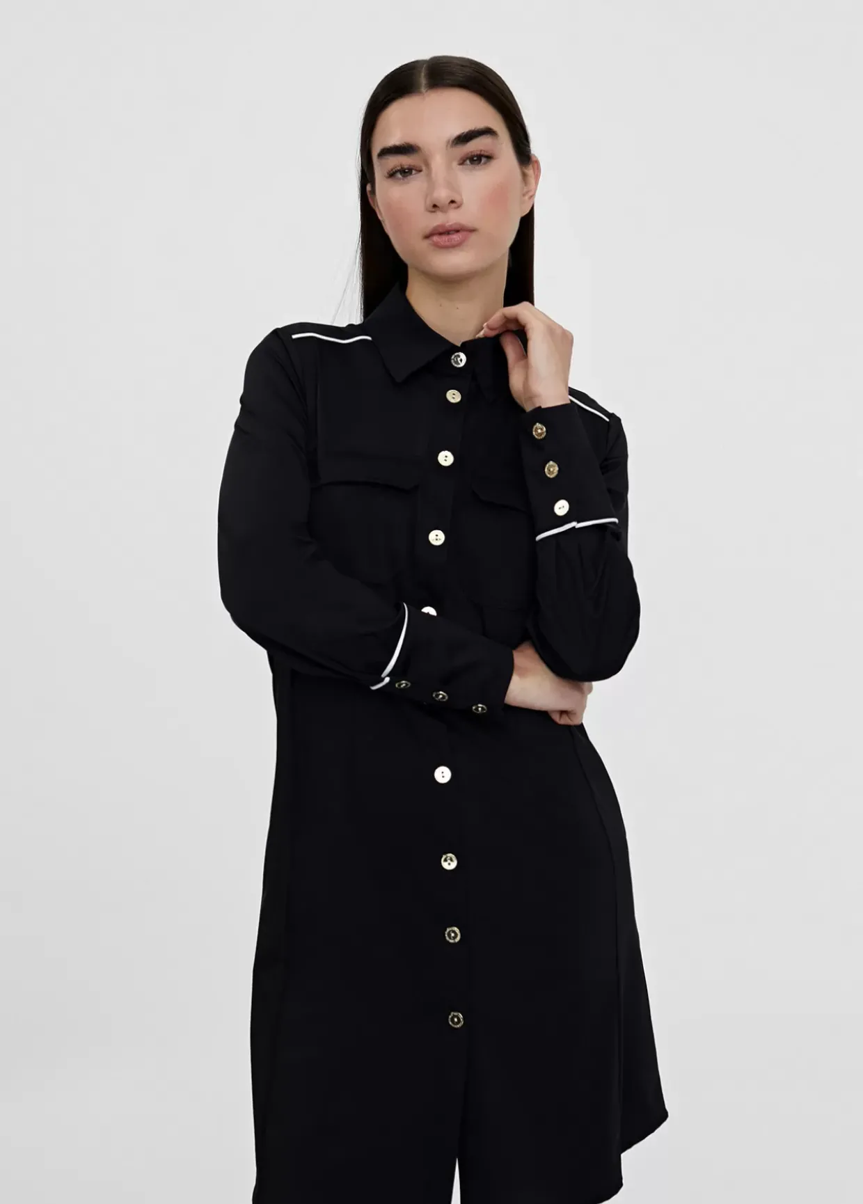 Vestido corto camisero ceñido