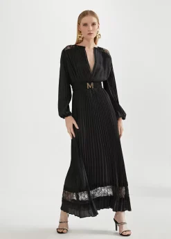 Vestido largo plisado y encaje