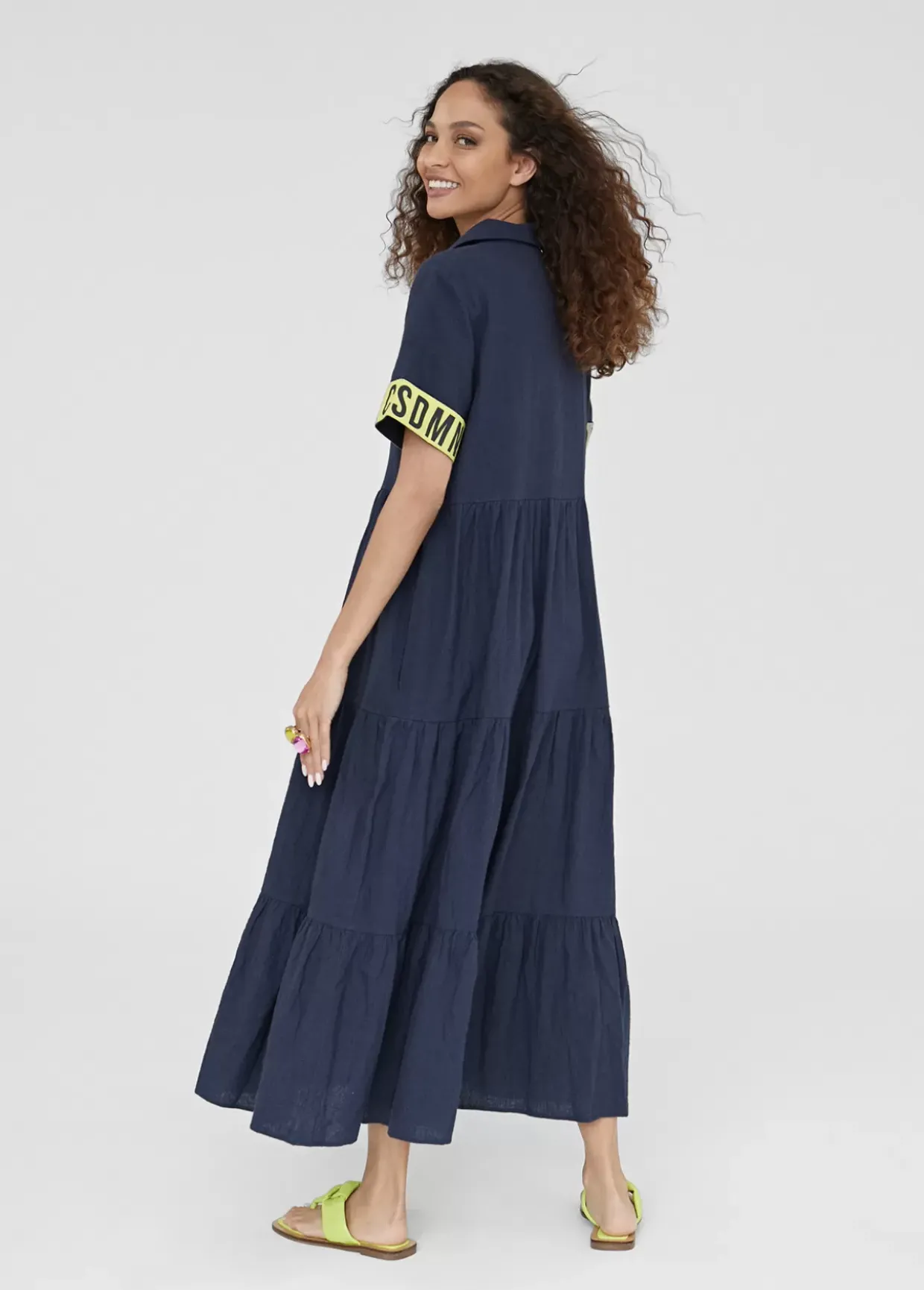 Vestido midi de volantes