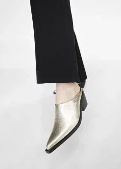 Zueco dorado con punta